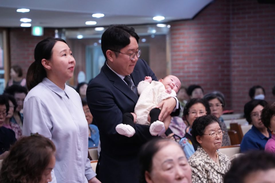 8면 상 - 첫 뜰 밟기 은혜나눔 1.JPG