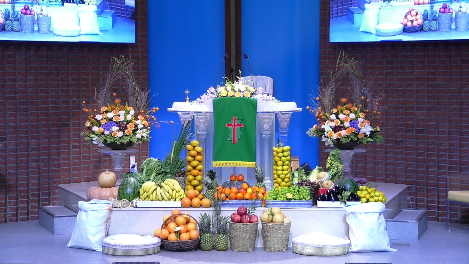 추수감사주일 강단 (2).png